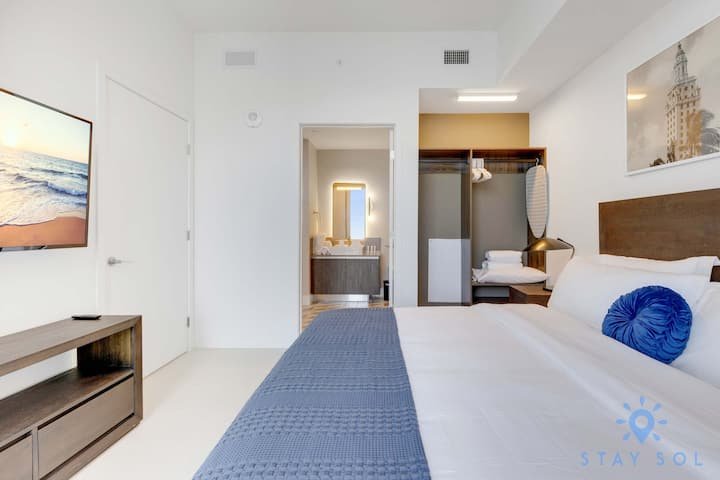 1 QT – Vista da cidade, academia e piscina