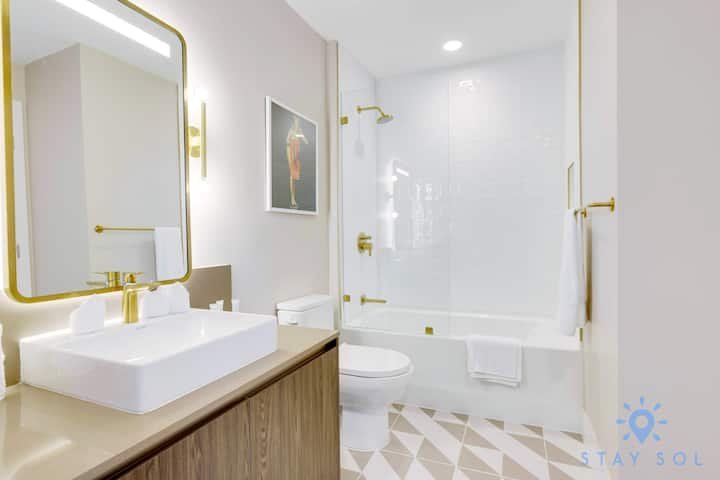 1 QT – Vista da cidade, academia e piscina