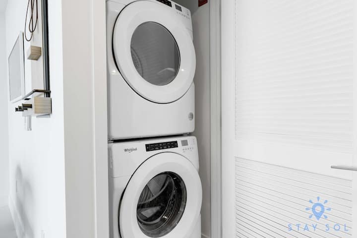 1 QT – Vista da cidade, academia e piscina