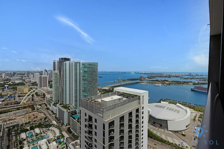 1 QT – Vista da cidade, academia e piscina