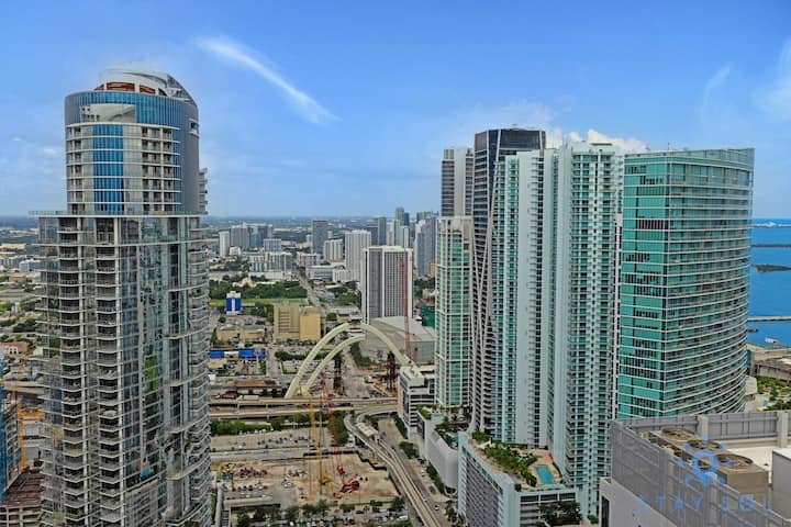 1 QT – Vista da cidade, academia e piscina