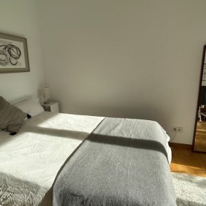 Quarto aconchegante com terraço e banheiro