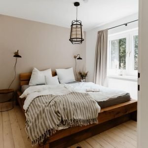 Cabana em clareira com forno e galinhas