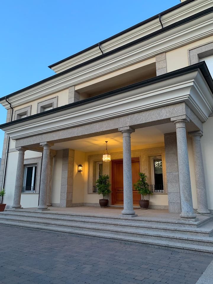 APARTAMENTO PRIVADO 200 m/2. DENTRO DA GRANDE CASA URBANA DE LUXO