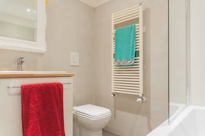 Quarto no centro com banheiro privativo