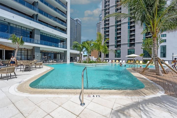 1 QT – Vista da cidade, academia e piscina