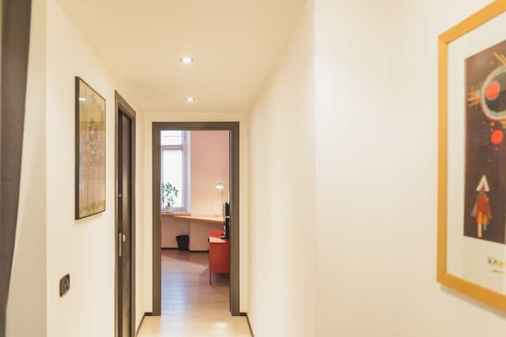 Quarto no centro com banheiro privativo