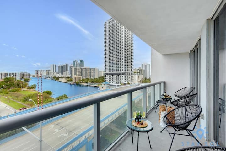 Resort espetacular, localização privilegiada, varanda, academia