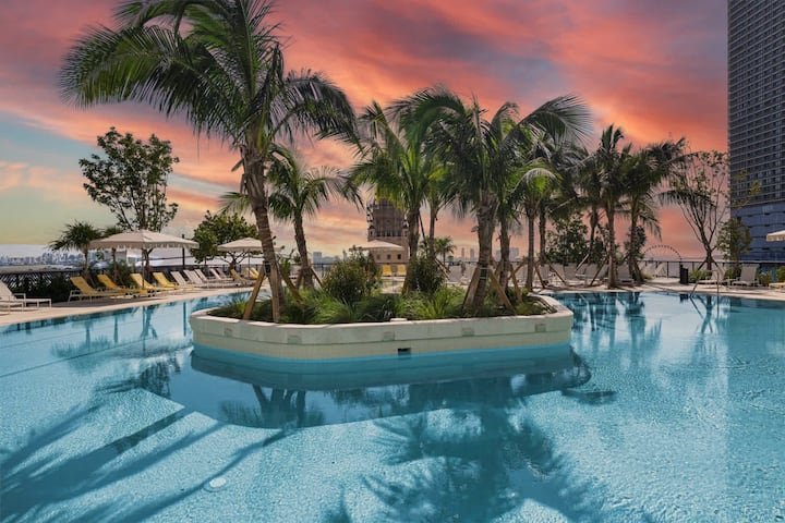 1 QT – Vista da cidade, academia e piscina