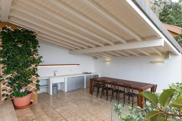 Addaura Home um terraço com vista para o mar