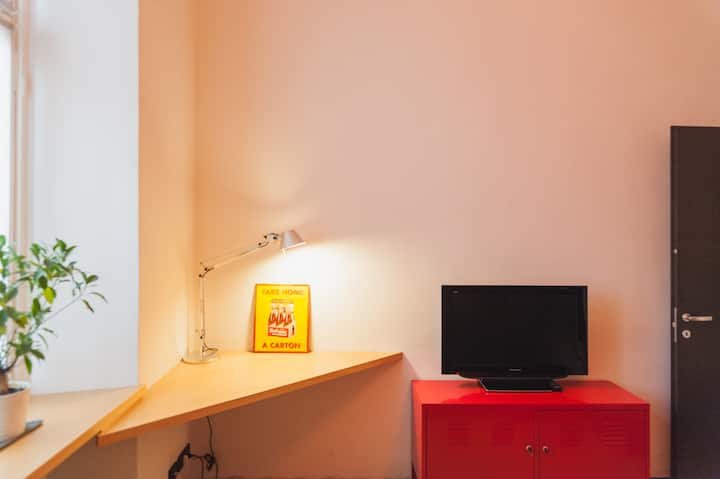 Quarto no centro com banheiro privativo