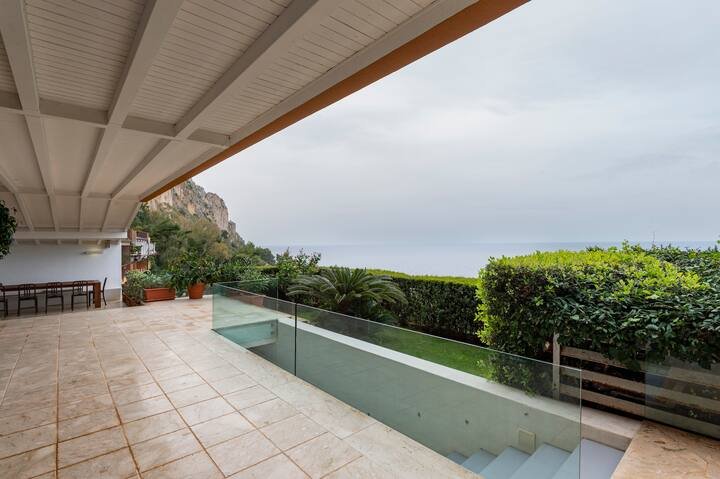 Addaura Home um terraço com vista para o mar