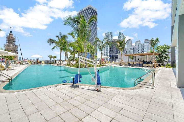 1 QT – Vista da cidade, academia e piscina