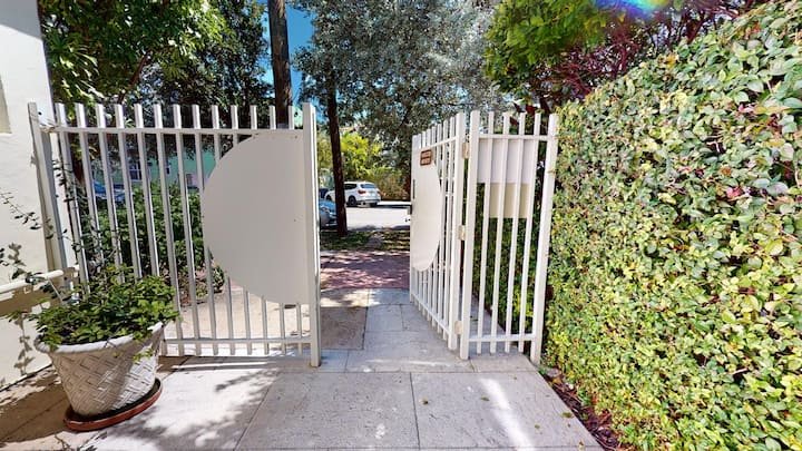 SoBe #6-2 Queen Beds,Futon -FREE PARKing, Kitchen