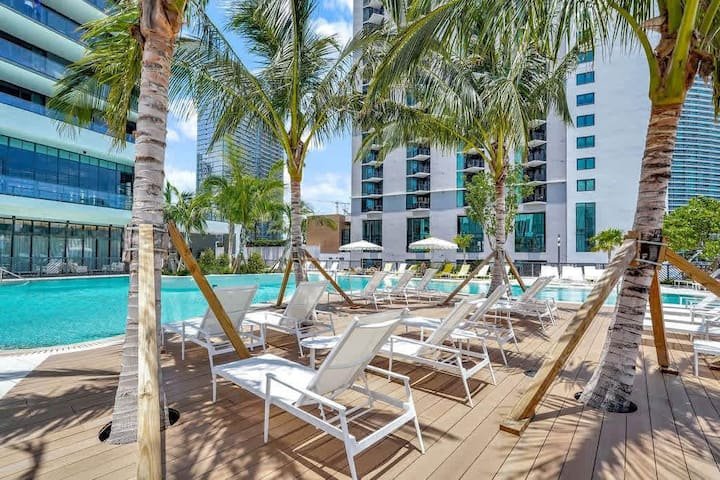 1 QT – Vista da cidade, academia e piscina