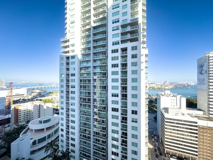 Condomínio de luxo de 1 quarto com vista para o mar e para a cidade