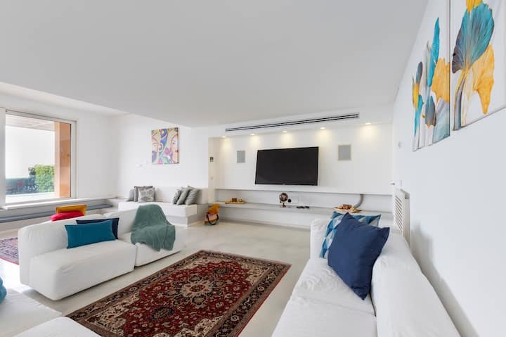 Addaura Home um terraço com vista para o mar