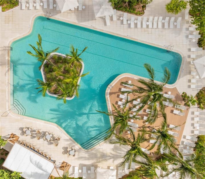 1 QT – Vista da cidade, academia e piscina