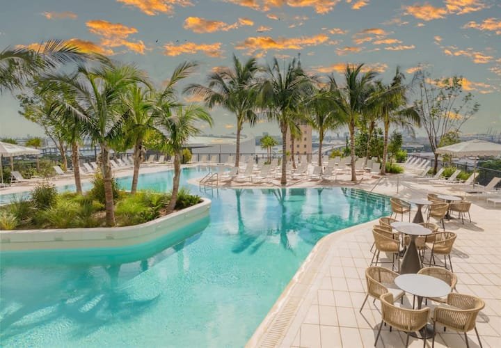 1 QT – Vista da cidade, academia e piscina