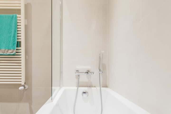 Quarto no centro com banheiro privativo