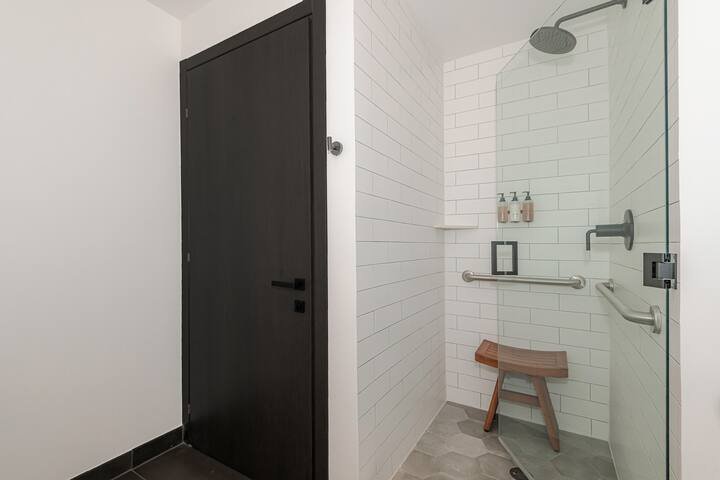 Urban Bayview Haven · Piscina e terraço #4417