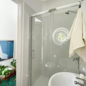 Quarto azul com vista laranjeira