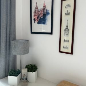 Quarto aconchegante com terraço e banheiro