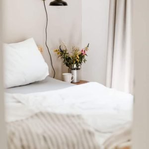 Cabana em clareira com forno e galinhas