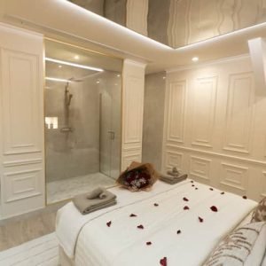 Suíte de luxo e banheira de hidromassagem privativa – Home cinema