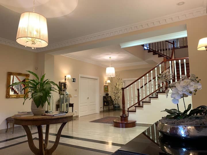 APARTAMENTO PRIVADO 200 m/2. DENTRO DA GRANDE CASA URBANA DE LUXO