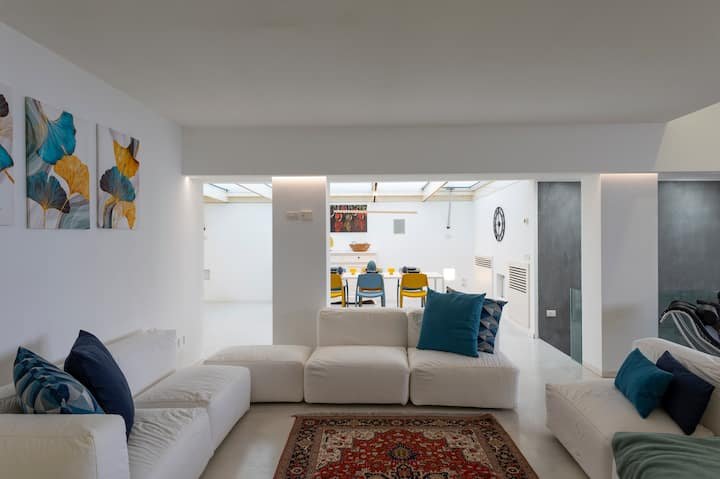 Addaura Home um terraço com vista para o mar