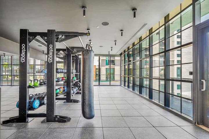 1 QT – Vista da cidade, academia e piscina