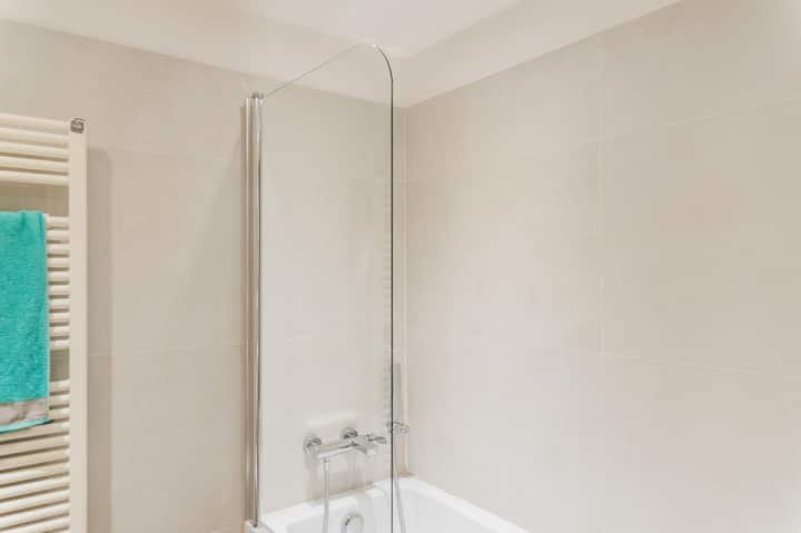 Quarto no centro com banheiro privativo