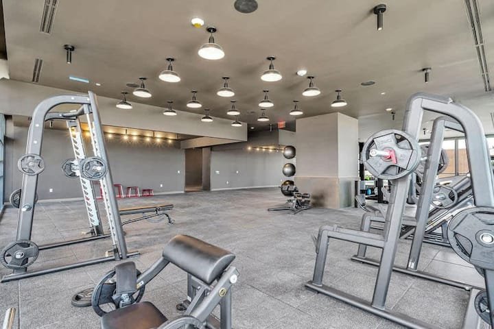 1 QT – Vista da cidade, academia e piscina