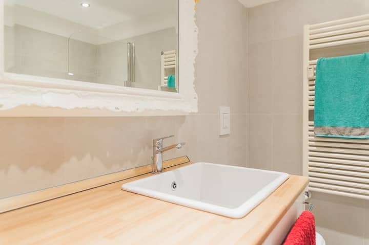 Quarto no centro com banheiro privativo