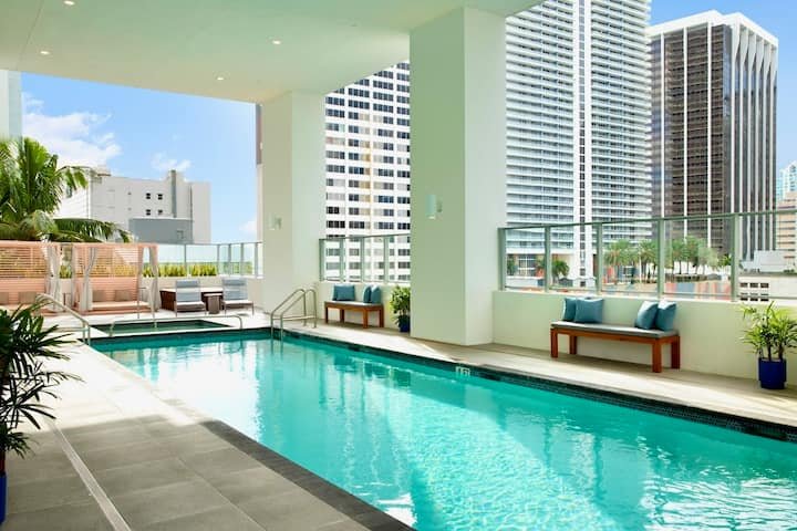 Condomínio de luxo de 1 quarto com vista para o mar e para a cidade