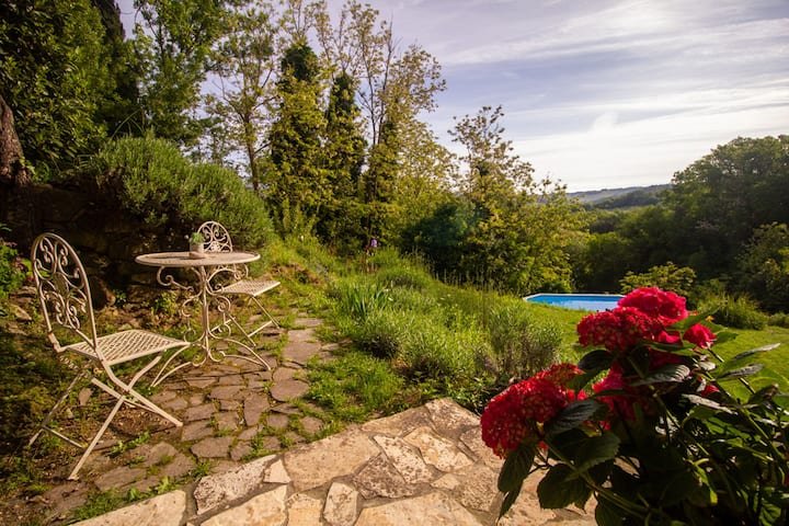 Apartamento com jardim e piscina – Il Pietrone
