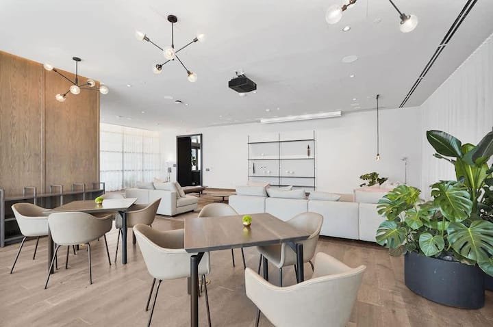 1 QT – Vista da cidade, academia e piscina