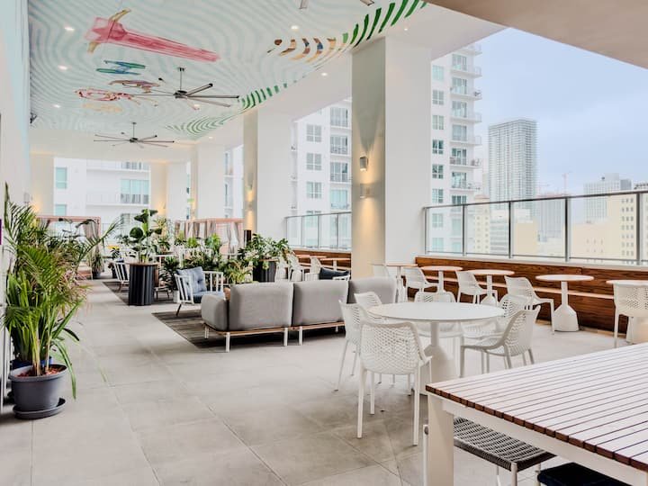 Condomínio de luxo de 1 quarto com vista para o mar e para a cidade