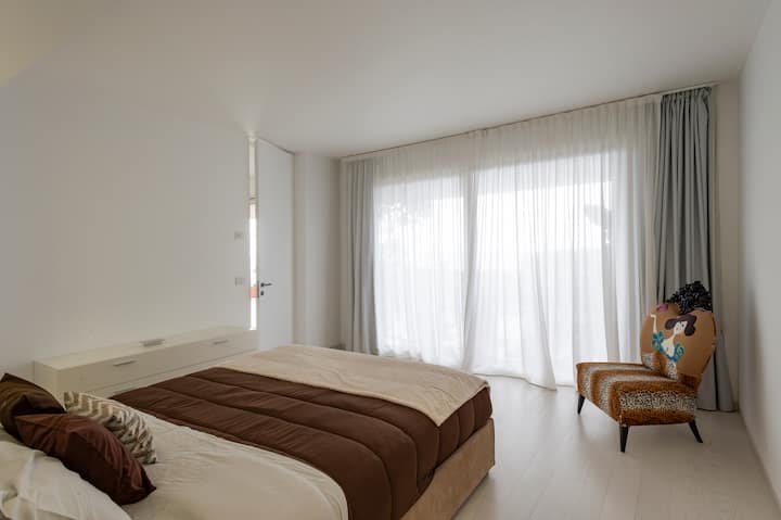 Addaura Home um terraço com vista para o mar