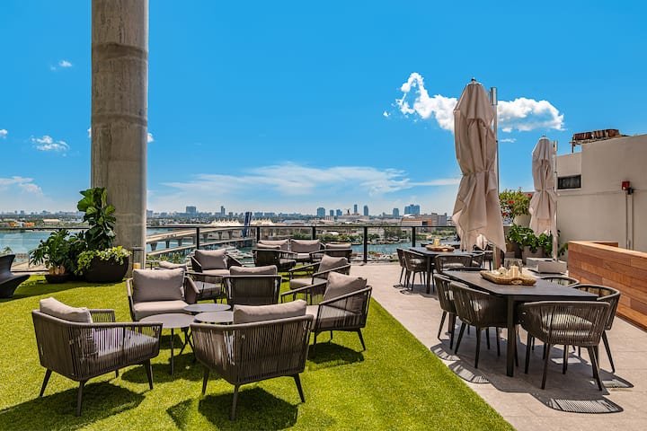 Urban Bayview Haven · Piscina e terraço #4417