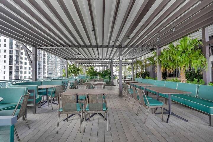 1 QT – Vista da cidade, academia e piscina