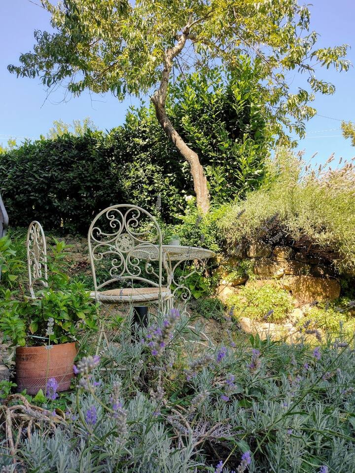 Apartamento com jardim e piscina – Il Pietrone