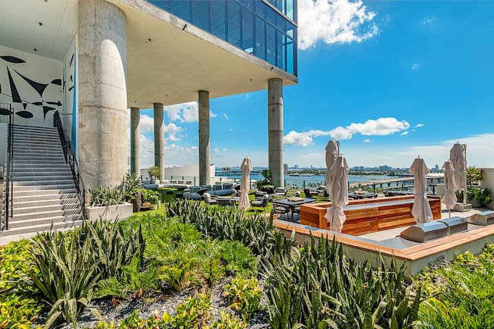 Urban Bayview Haven · Piscina e terraço #4417