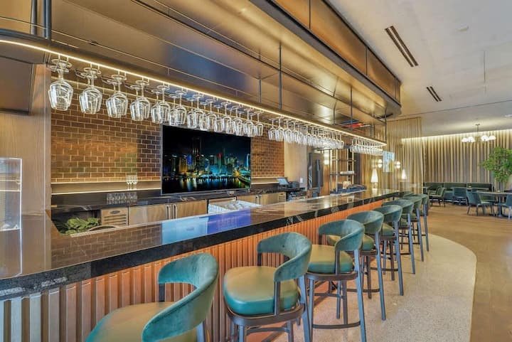 1 QT – Vista da cidade, academia e piscina