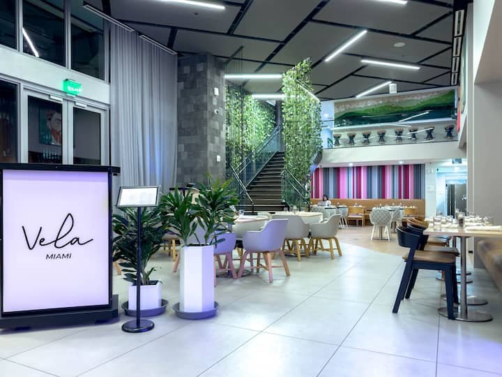 Condomínio de luxo de 1 quarto com vista para o mar e para a cidade