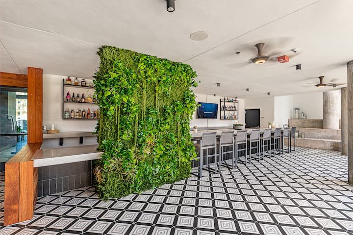 Urban Bayview Haven · Piscina e terraço #4417