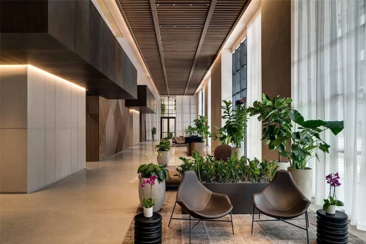 1 QT – Vista da cidade, academia e piscina