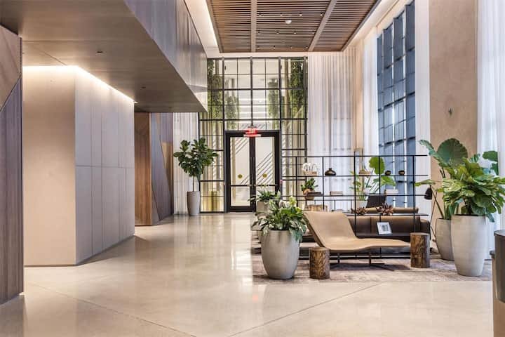 1 QT – Vista da cidade, academia e piscina