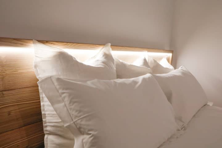 Apartamento estúdio com cozinha e cama queen